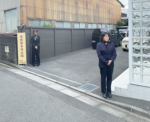 藤沢市の家族葬専用リビングルーム、ファミリーホール湘南台・お出迎え